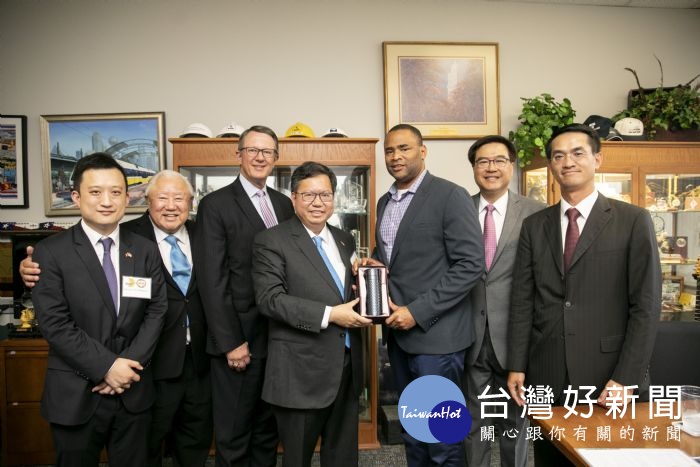 鄭市長參訪DART,贈禮給眾議院議員Marc Veasey