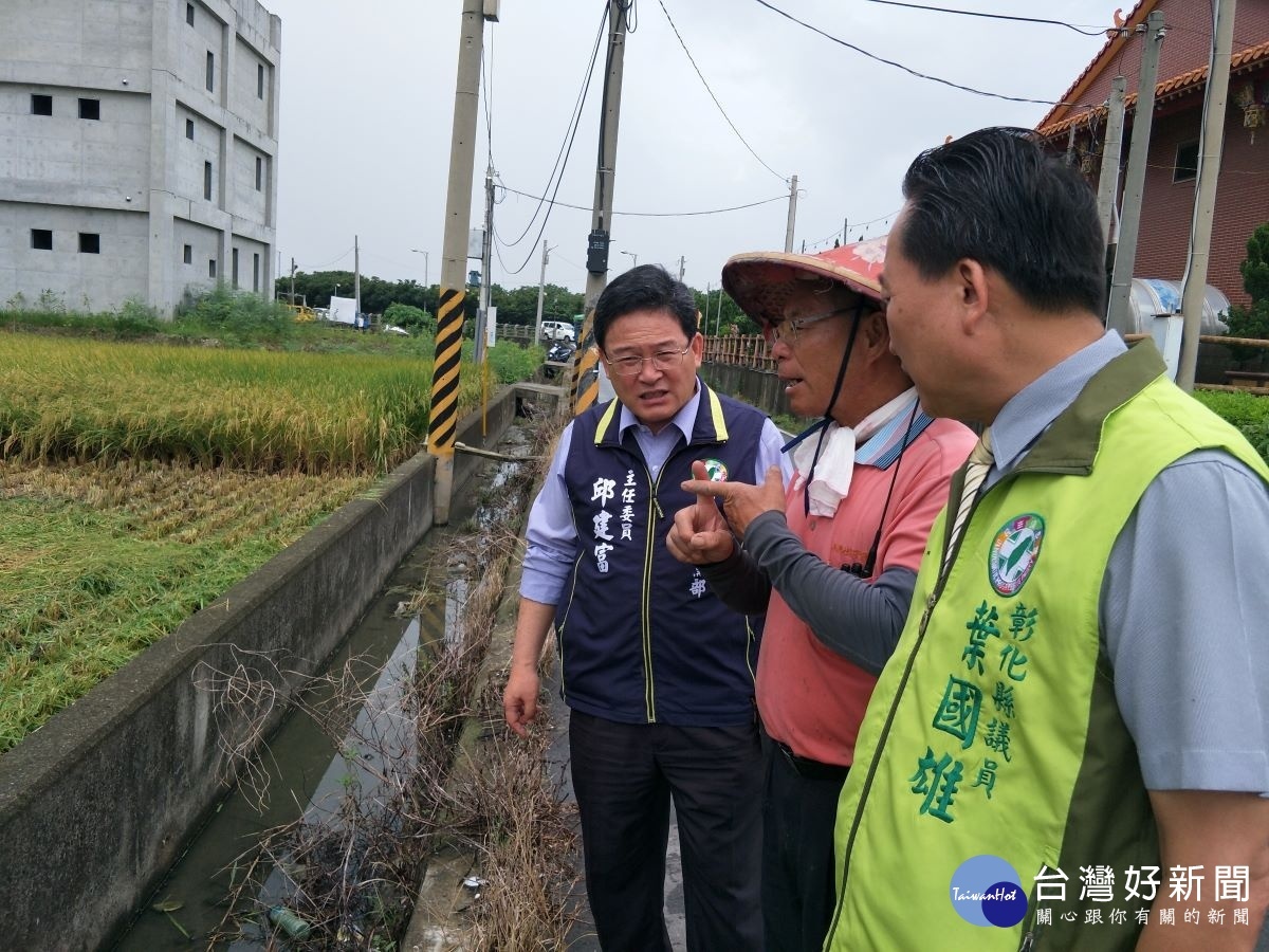 民進黨彰化縣黨部主委邱建富與縣議員葉國雄，9日上午約集稻農王進民，告知政府保證每台斤八百元收購在來米。圖／記者鄧富珍攝