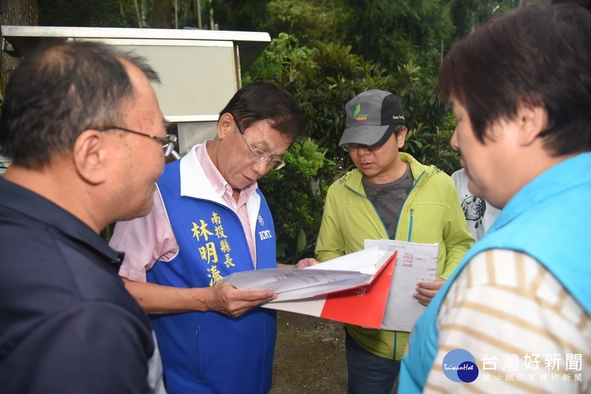 縣長林明溱會同議員陳淑惠前往集集鎮會勘該富山里大山段160地號坑溝改善工程。