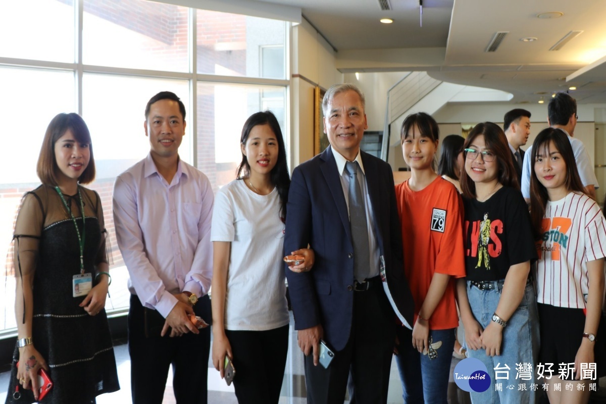 阮英勇代表會見越南學生。