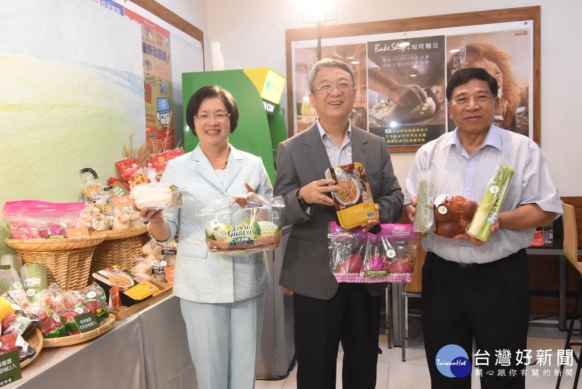 彰化縣長王惠美推薦彰化優鮮農產,在全聯千家門市上架銷售。