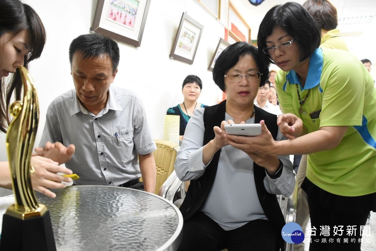地政事務便民服務成果發表會中,縣長王惠美親自示範。圖/記者鄧富珍攝