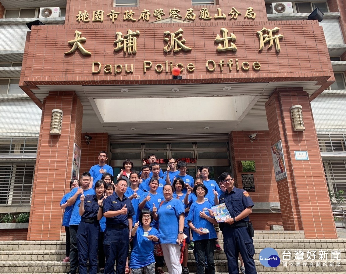 亮羽員工參訪派出所合影,留下美好回憶。