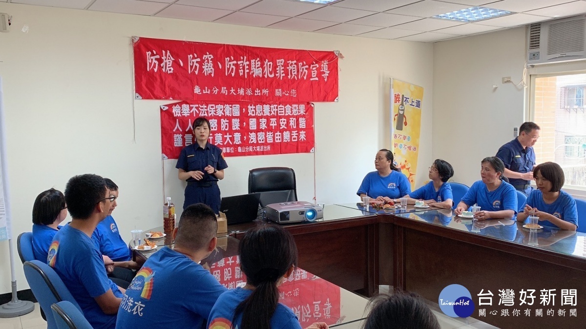亮羽庇護洗衣工廠,劉負責人因擔心員工被新興詐騙伎倆欺騙,因而請員警進行防詐騙預防犯罪宣導。