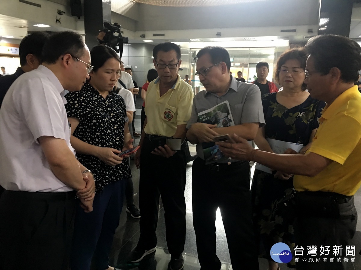 村民將上午拍到的工廠排廢水畫面提供予方局長。(記者扶小萍攝)