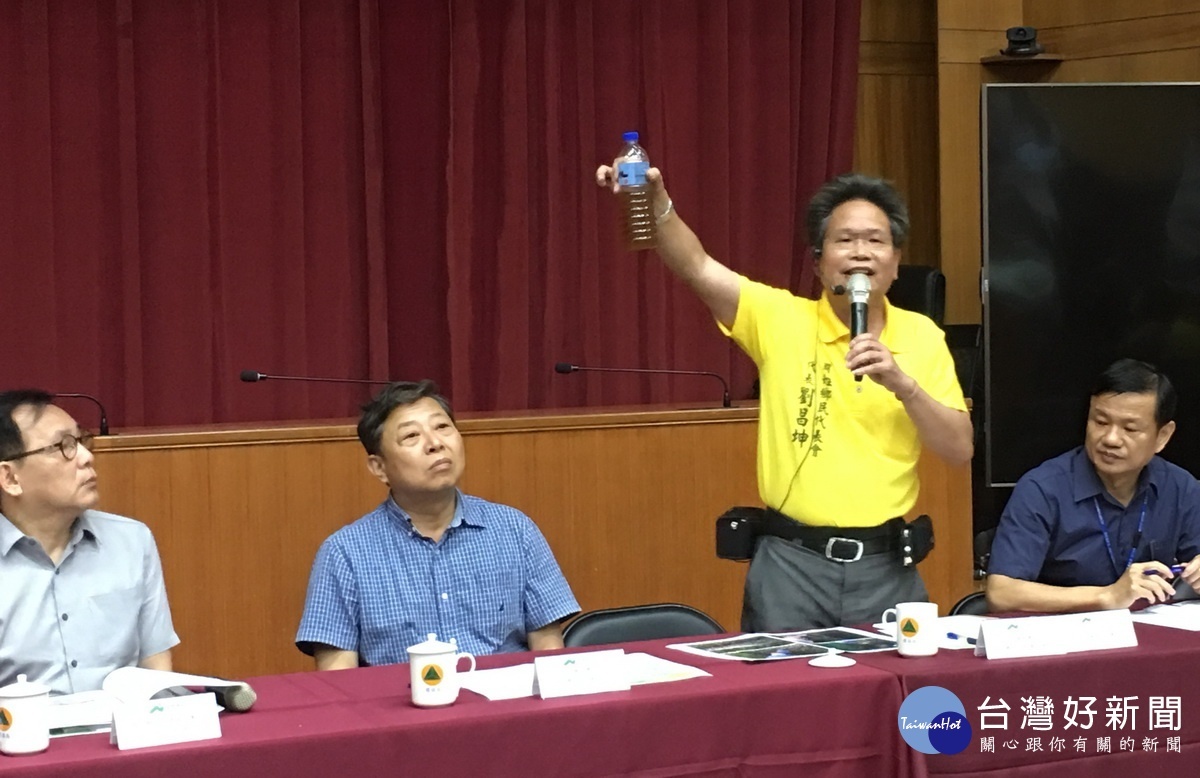 鄉代劉昌坤展示取得的工廠排放廢水。(記者扶小萍攝)