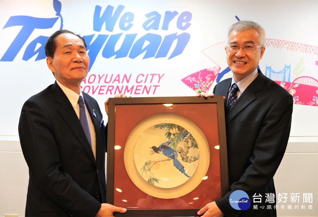 桃園市副市長李憲明(右)贈給香川縣知事濱田惠造藍鵲掛畫。