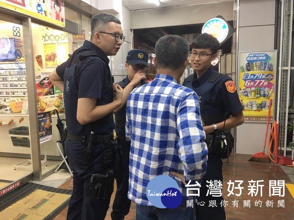 斗六所員警發現民眾誤信網路交友而欲購買點數交付,所幸機警店員報警到場處理,即時阻止一場詐騙案。(記者陳昭宗翻攝)