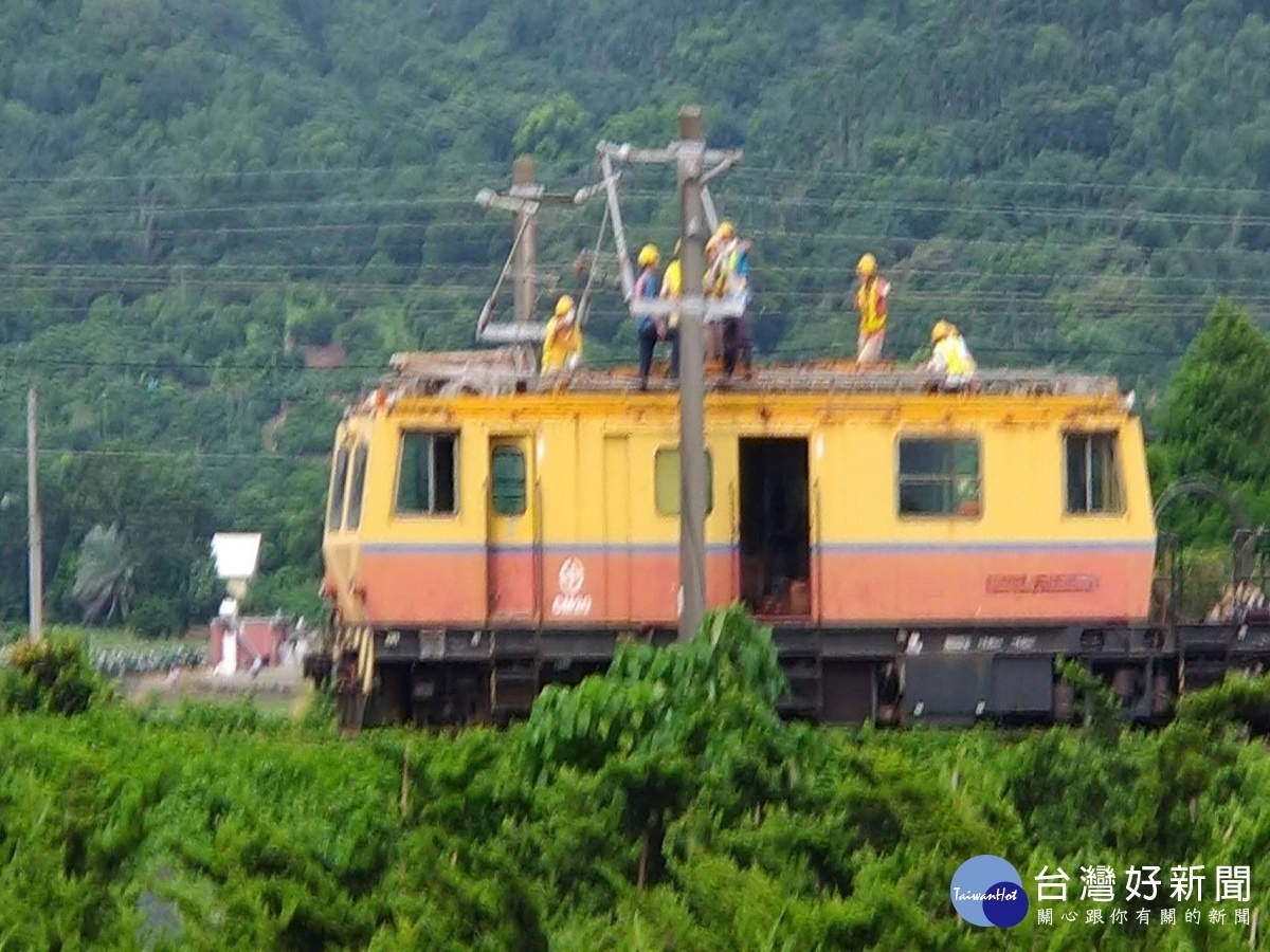 龍捲風強颳竹林也彎腰　打中鐵道高壓線火花四濺後斷電