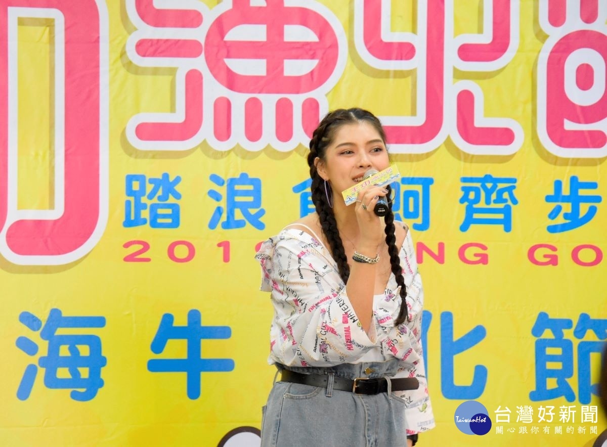 歌手馮玟璇現場演唱,為即將展開的王功漁火節宣傳。圖/記者鄧富珍攝