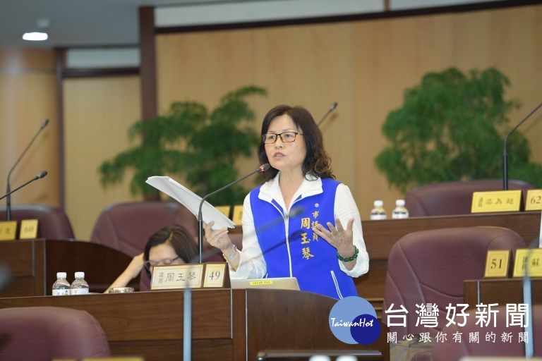 市議員周玉琴建議「台鐵富岡基地」應發揮觀光功能，藉由設置富岡鐵道博物館，結合當地各個景點，打造適合一日遊的觀光行程。(圖／桃園市議會提供)