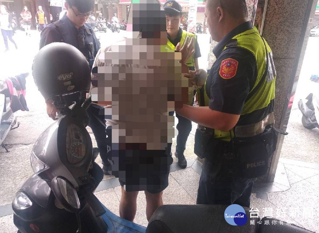 老翁血壓高暈倒車陣中　八德警協助返家 台灣好新聞 第2張