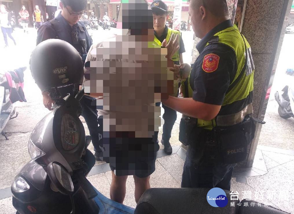 老翁血壓高暈倒車陣中,巡邏員警到場了解後發現是高血壓引起的身體不適,協助老翁平安返家。