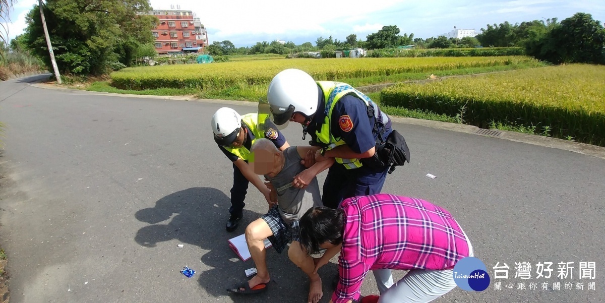 顧姓老翁疑因烈日酷曬導致身體不適，竟直接暈倒在馬路上，巡警發現急救援。