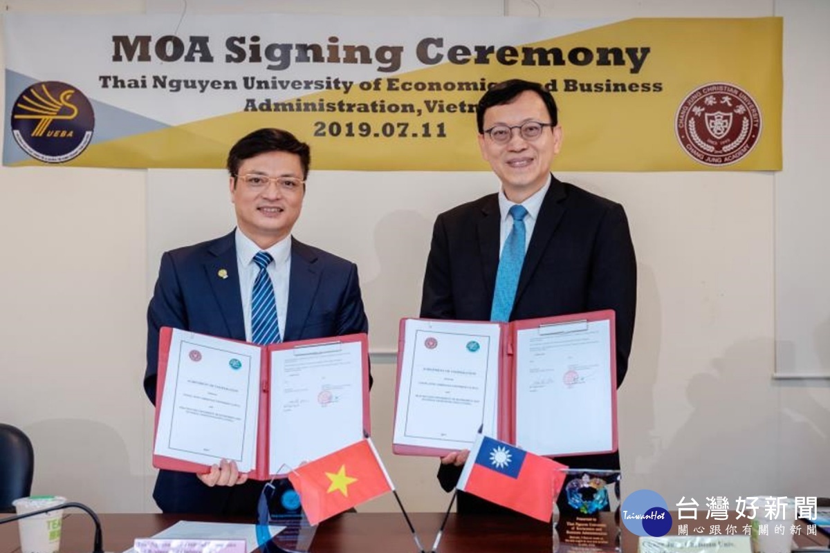 李泳龍校長與Dr. Do Anh Tai副校長簽訂交換生協議備忘錄。
