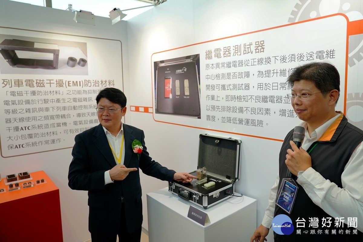 交通部政務次長黃玉霖參觀「鐵道科技產業推動座談會」現場所展示的軌道維修零件國產化成果。