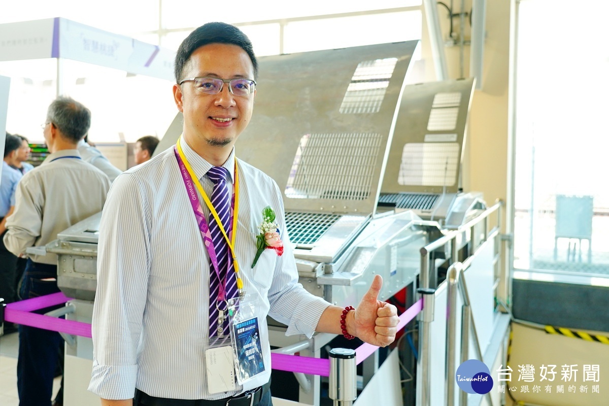 桃園捷運公司總經理蒲鶴章與桃捷所採用的國內自主研發空調系統。