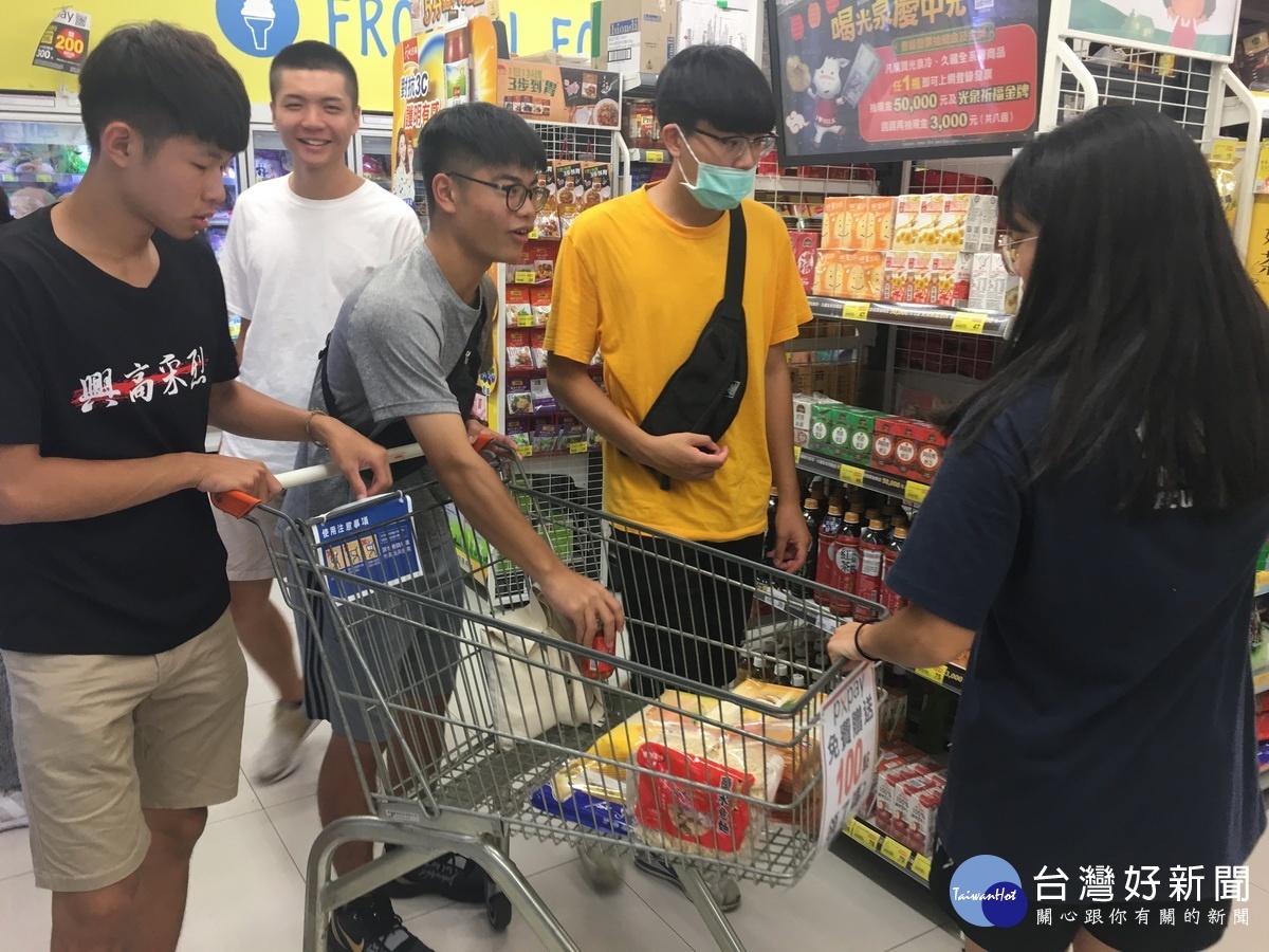同學先學習採買。(記者扶小萍攝)