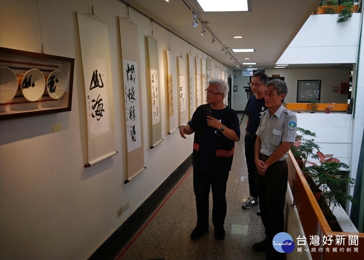 「川流於玉山之間」書法藝術展,孫教授為作品做解說。〈記者吳素珍攝〉