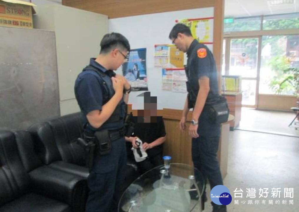 失智老人疑似中暑,員警利用M-Police警用小電腦協尋,順利將老婦人安全護送抵家。