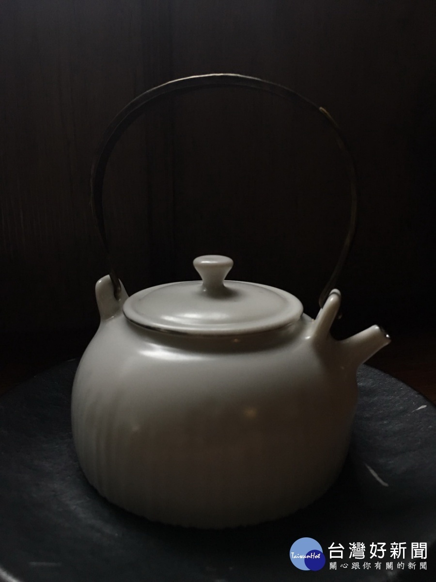 定白金彩提梁壺製作有難度。(林永勝提供)