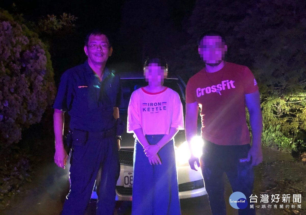 受困民眾非常感謝警員及時救援。(草屯分局提供)
