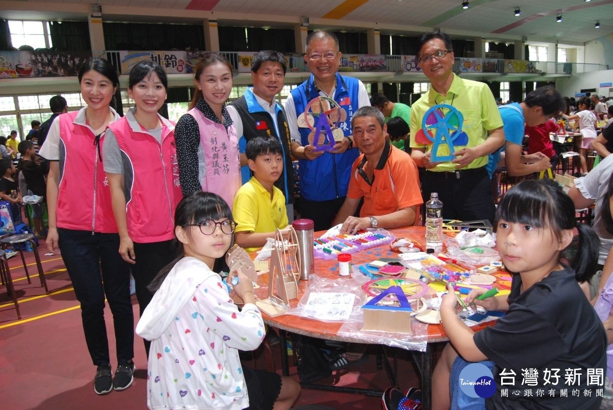 林世賢市長(站立者右一)與前立委陳杰(站立者右二2)手持親子創作完成的彩繪摩天輪作品大為讚賞。