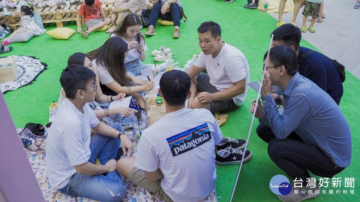 桃園市政府青年事務局推出「今夏限定-快閃小餐館!」體驗活動,讓學生親身體驗當一家老闆的甘苦。