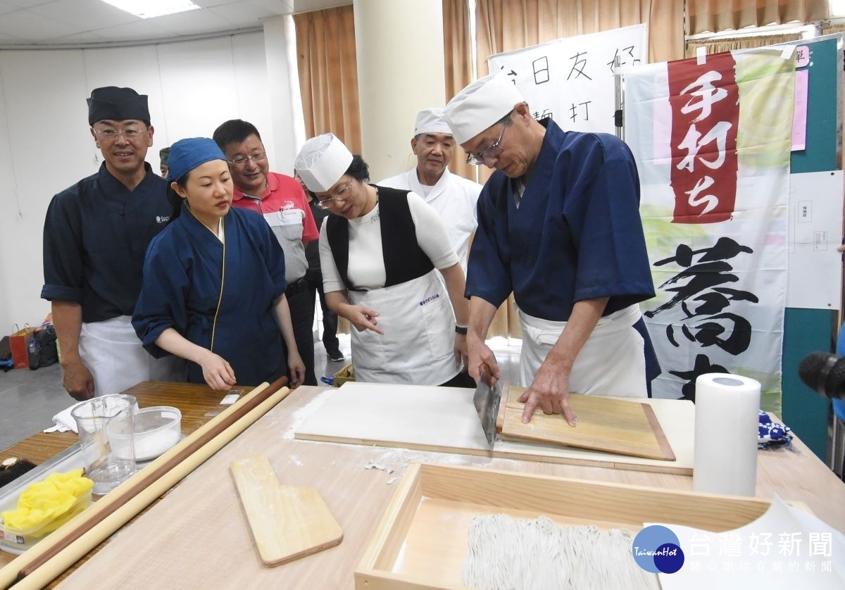 二林鎮農業產業行銷推廣活動中，日本全麵協的蕎麥達人示範切麵技術。圖／記者鄧富珍攝