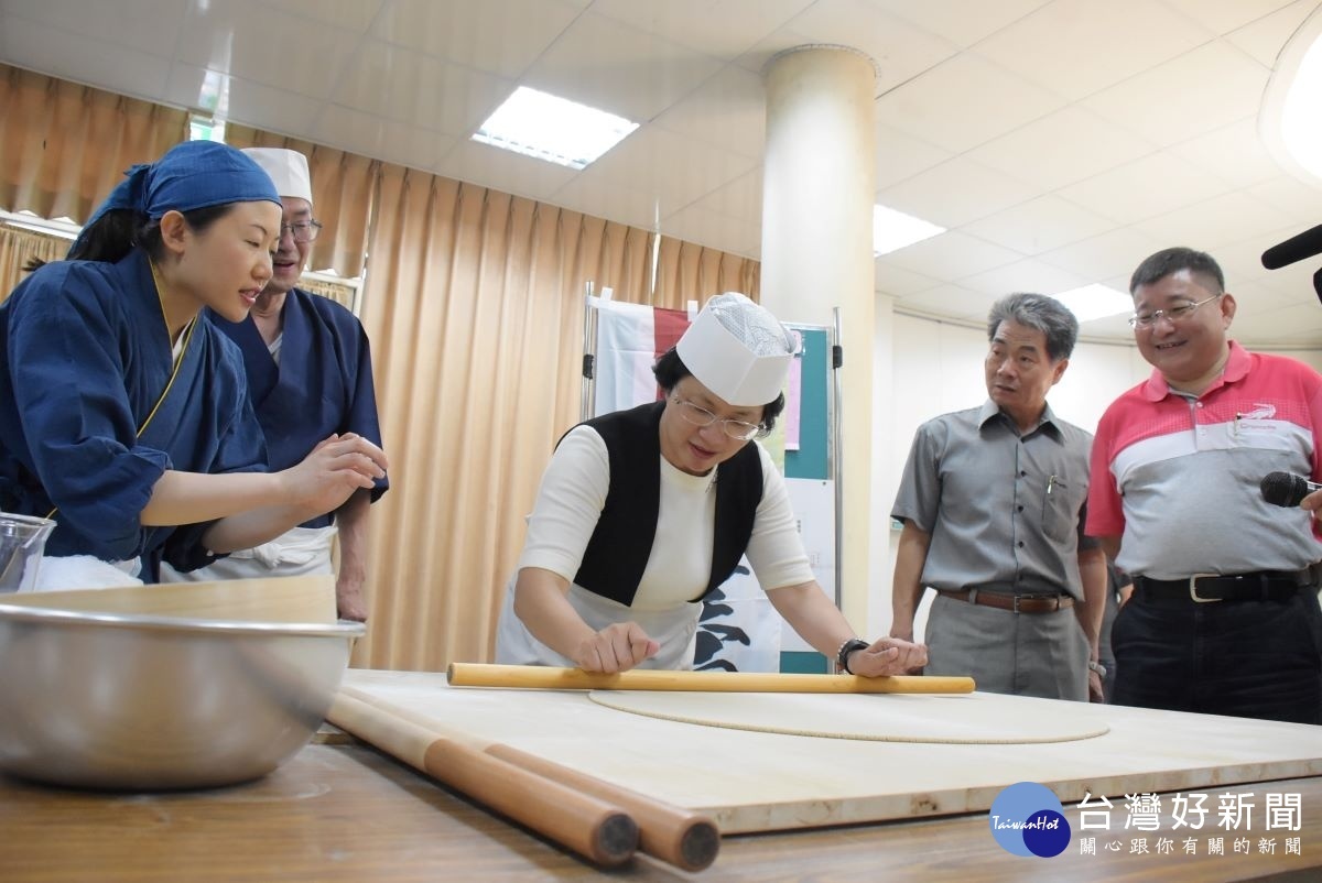縣長王惠美在日本蕎麥面人的指導下，體驗製麵過程。