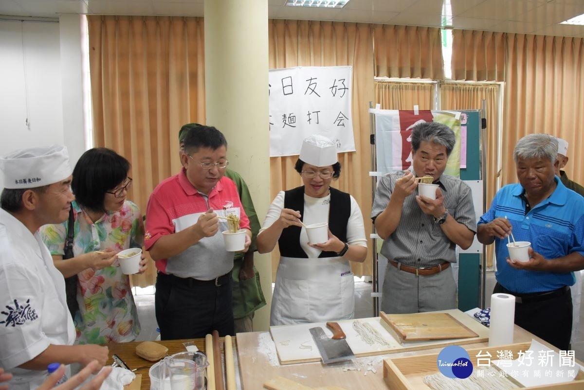 縣長王惠美（中）以及與二林農會理事長莊萬恭（右二）、總幹事邱士平（左二）以及與會貴賓一起試吃自己做的蕎麥麵。