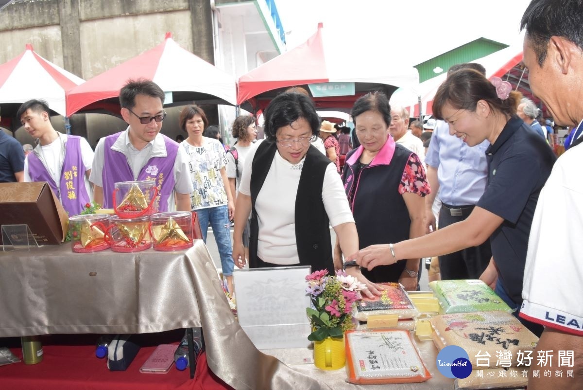 花壇仲夏茉莉藝術季,縣長王惠美關心攤位農民農產品。