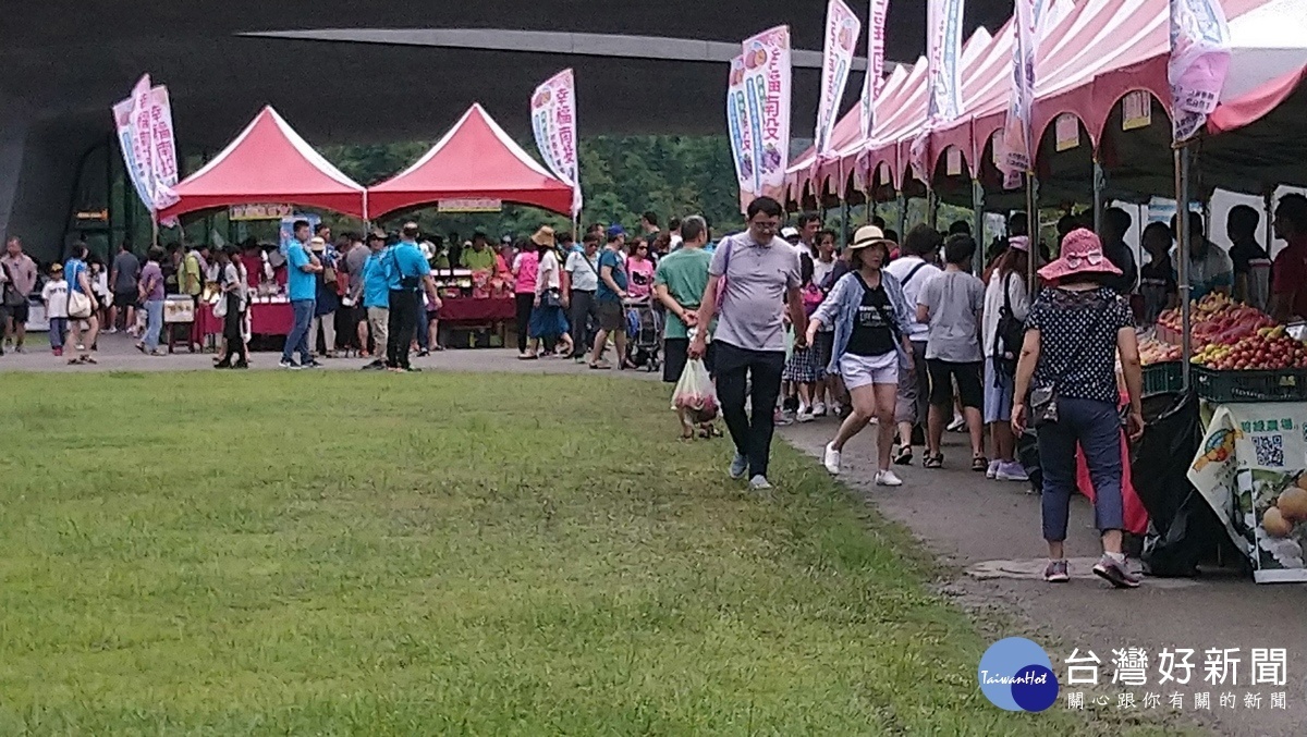 21個攤位,展售百香果、紅龍果、葡萄、鳳梨等鮮果及南投縣鄉鎮農會各項優質農產品。〈記者吳素珍攝〉