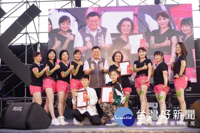 今年演唱會首度推出舞蹈比賽，由客家局長何明光頒發前三名獎狀。