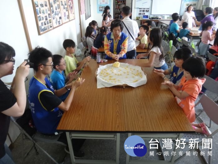 環保局舉辦「探索童玩達人之旅」,邀請桃園市的孩子來「碳索生活館」同樂,學習環保的知識。