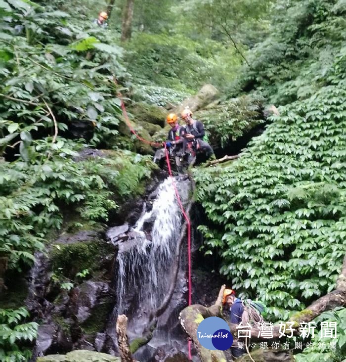 消防局說，除消防、義消、警察、林務局及當地山青外，亦協請國軍、民間救難團體及登山團體等18個單位投入搜救。