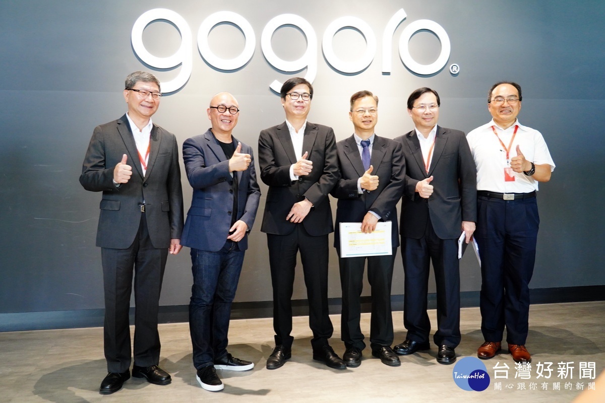 行政院副院長陳其邁前往桃園市龜山區參訪Gogoro工廠,與該公司執行長陸學森等人合影。