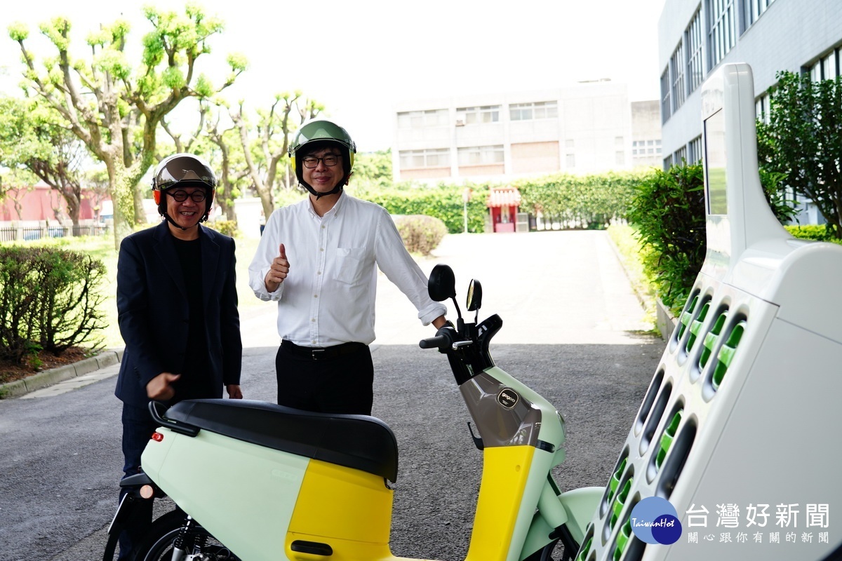 行政院副院長陳其邁試乘電動機車後，對於Gogoro的機車與電池表示讚許。