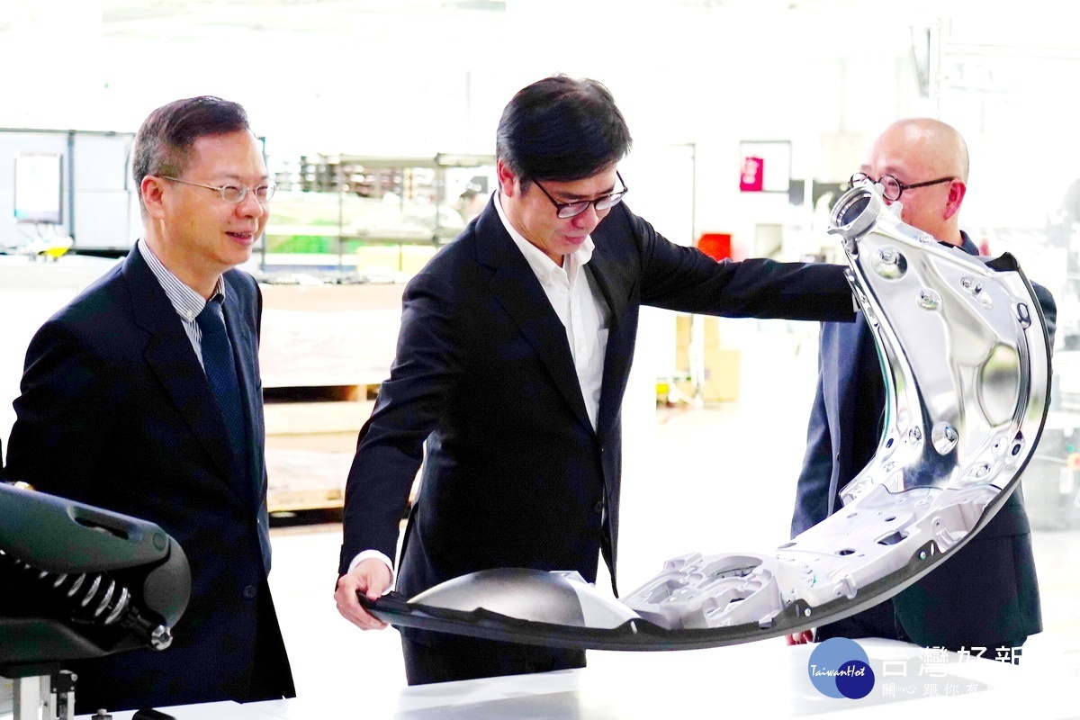 行政院副院長陳其邁參訪Gogoro工廠。