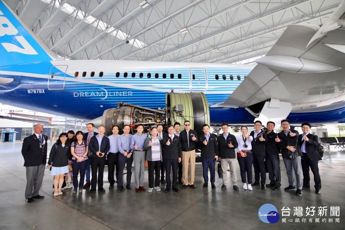 鄭市長前往飛行博物館(Museum of Flight)參訪,會後合影