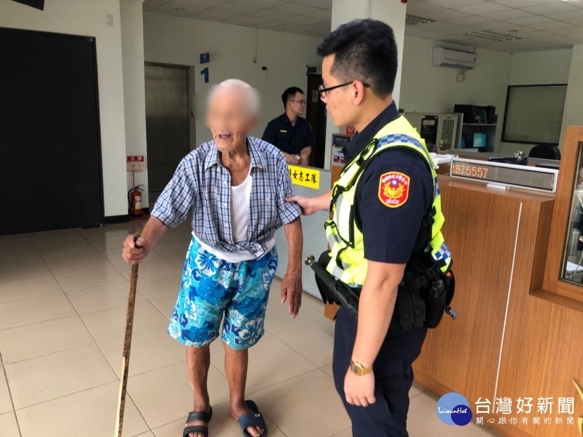 熱心老闆與龜山警合作,幫助迷路老翁回家。