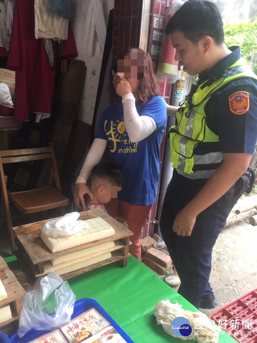 3歲童市場走失警尋獲,男童母親哭著感謝警方。
