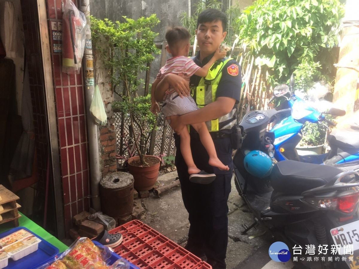 3歲童市場走失警尋獲,男童母親哭著感謝警方。