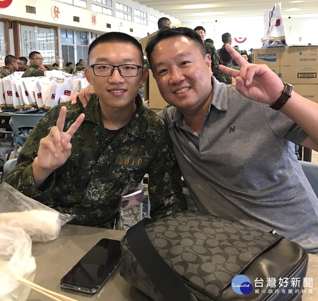 育達高中校安楊森永前往實施慰問,與在場的入伍生同樂話家常,叮嚀秉持從軍熱忱,順利完成艱辛入伍訓練。