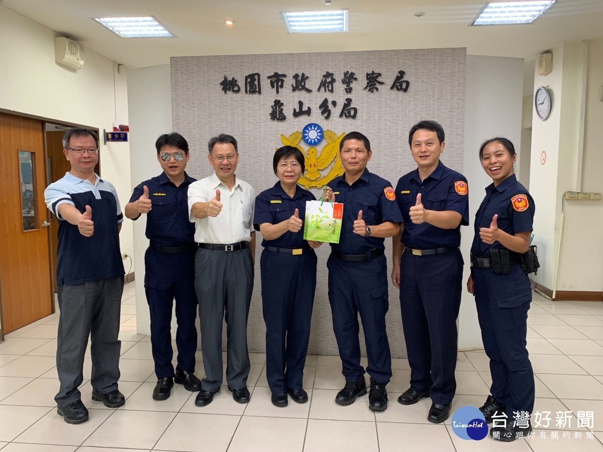 副局長廖美鈴帶著慰問茶葉及咖啡禮盒,代表局長陳國進至龜山警分局慰問辛苦的基層同仁。
