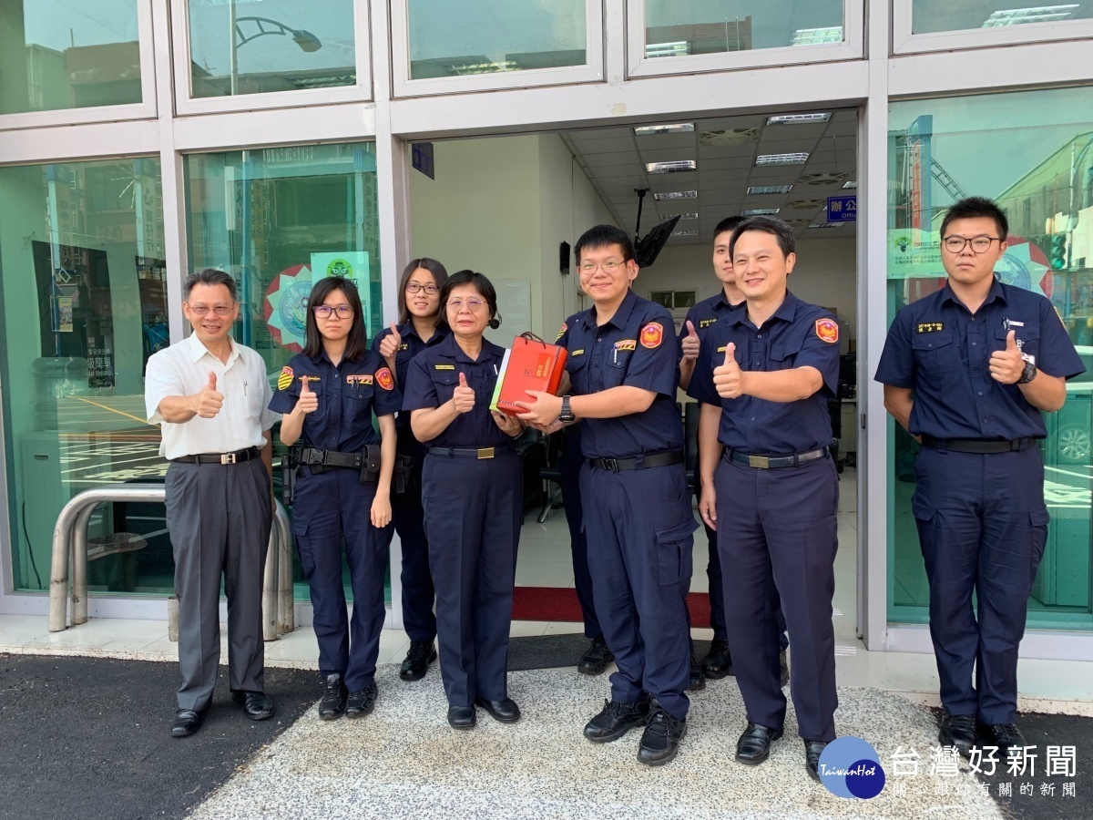 副局長廖美鈴帶著慰問茶葉及咖啡禮盒,代表局長陳國進至龜山警分局慰問辛苦的基層同仁。