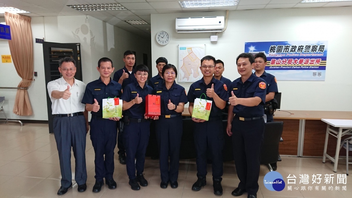 副局長廖美鈴帶著慰問茶葉及咖啡禮盒，代表局長陳國進至龜山警分局慰問辛苦的基層同仁。