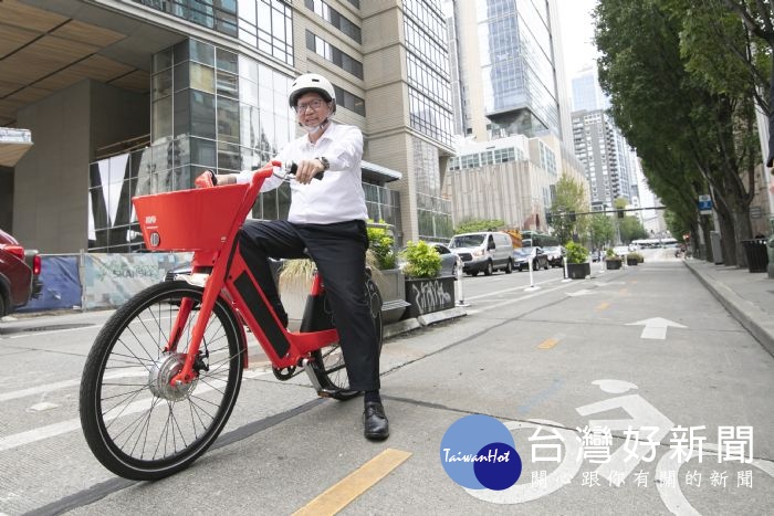 鄭市長體驗JUMP Bikes電動腳踏車服務，感受其便利性與電動自行車的舒適感