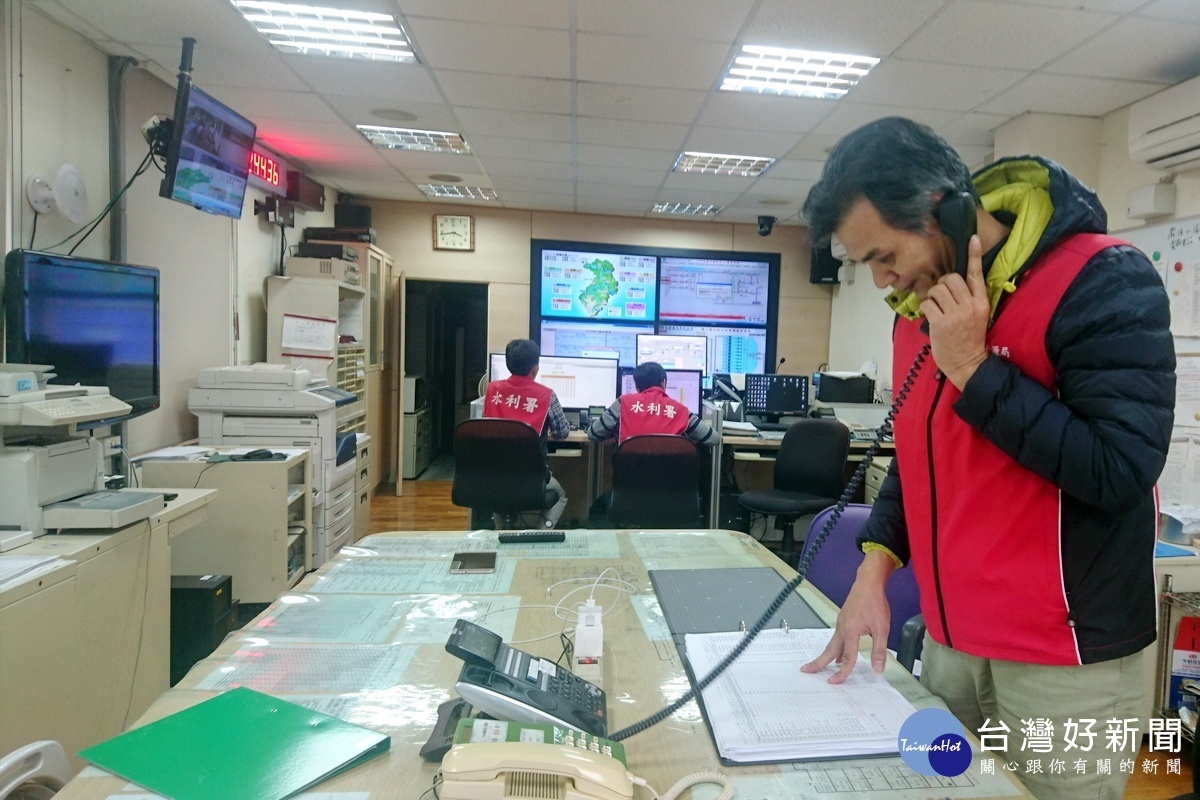 因應丹娜絲颱風來襲，北水局人員守視及進行測試通聯。