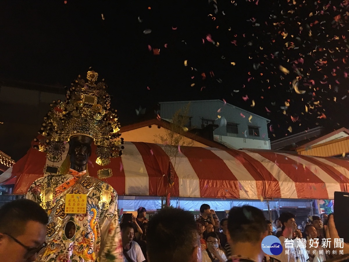 范謝將軍等神將護駕起行夜訪市區。(記者扶小萍攝)